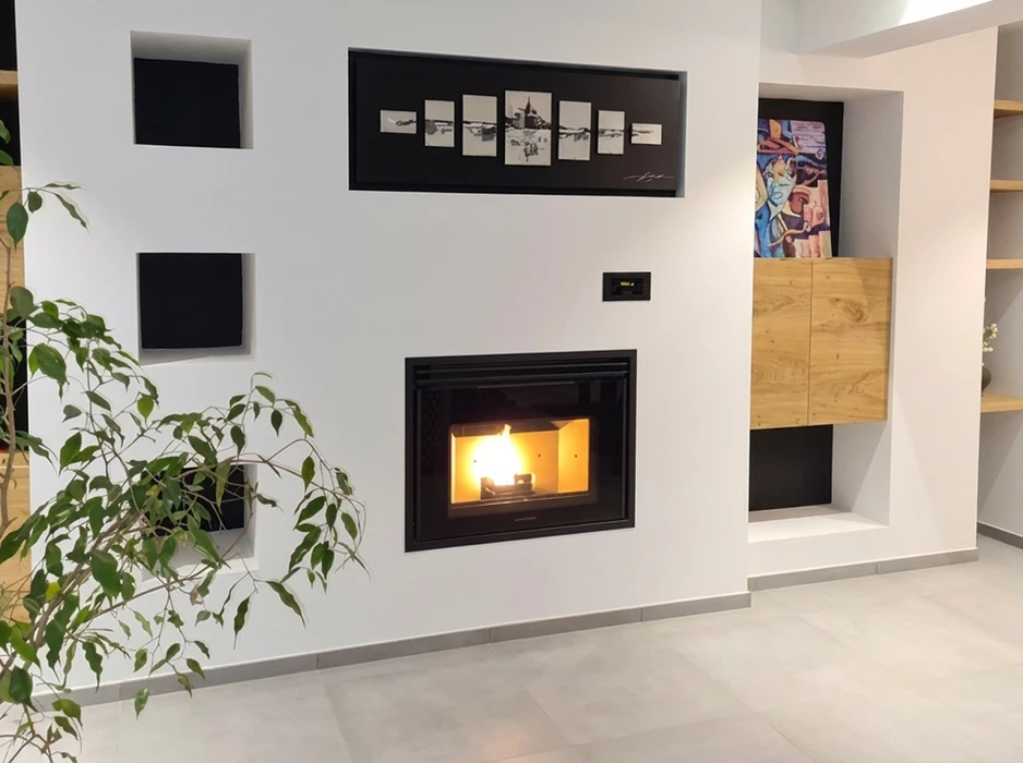 Intérieur moderne avec insert à pellets encastré dans un mur blanc, flammes visibles derrière vitre