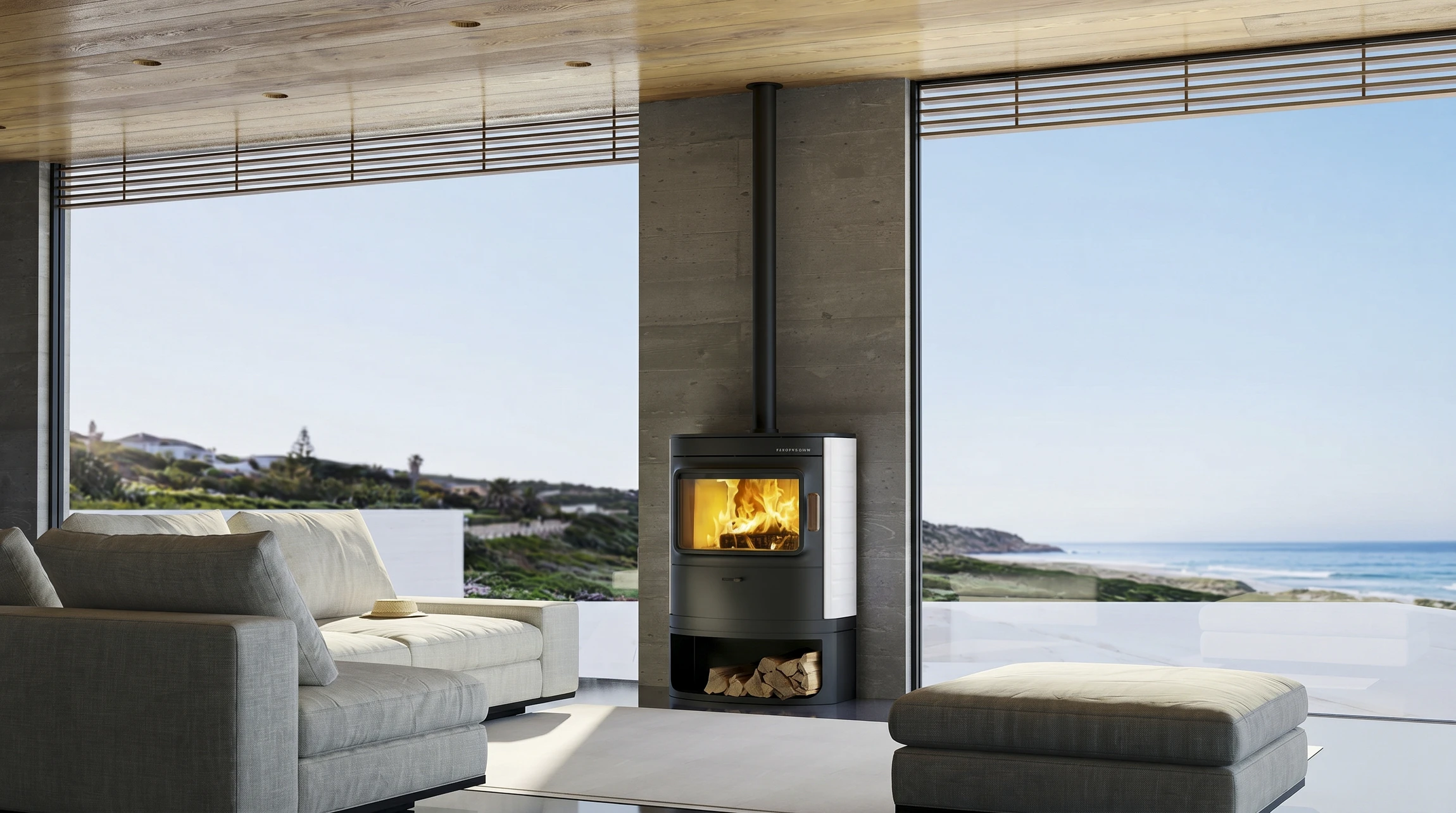 Intérieur chaleureux avec poêle à bois en fonctionnement, flammes vives orange et jaunes visibles à travers la vitre