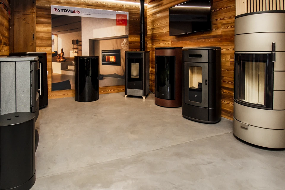 Intérieur résidentiel avec cheminée en fonctionnement, flammes jaunes orangées visibles dans le foyer