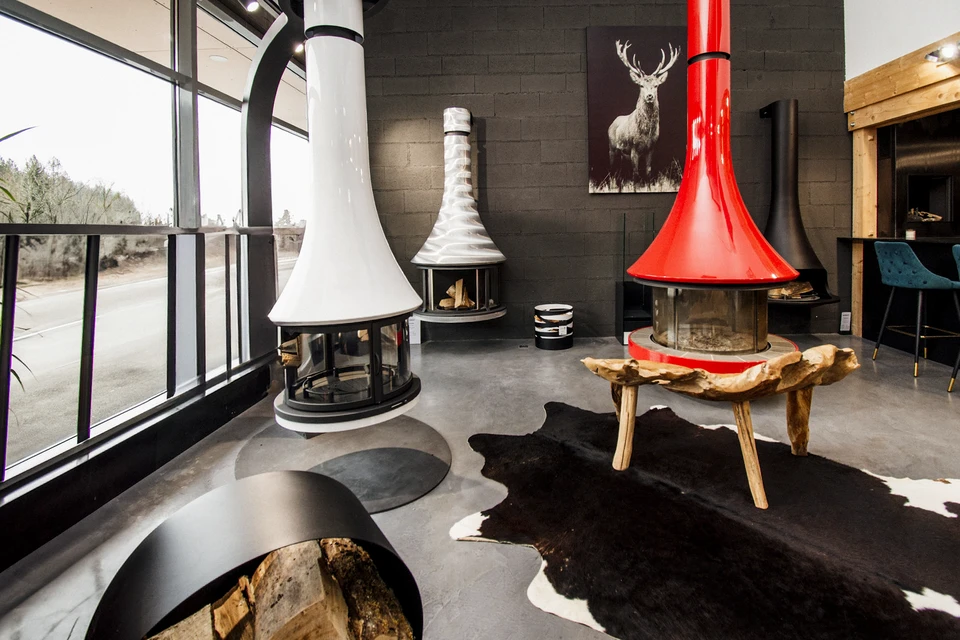 Intérieur résidentiel avec cheminée allumée, foyer en fonctionnement avec flammes vives