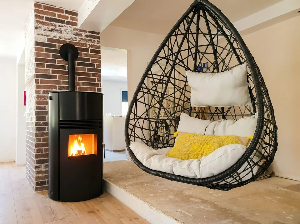 Intérieur résidentiel avec poêle à granulés moderne en fonctionnement, flammes visibles dans le foyer vitré