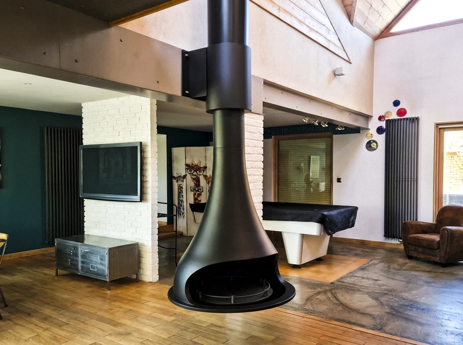 Salon moderne minimaliste avec cheminée encastrée panoramique à gaz, flammes vives sur lit de bûches