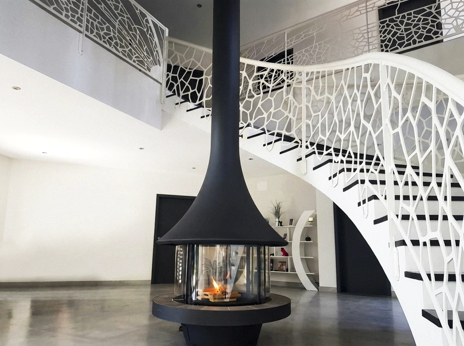 Salon contemporain avec cheminée double-face encastrée dans une cloison gris anthracite