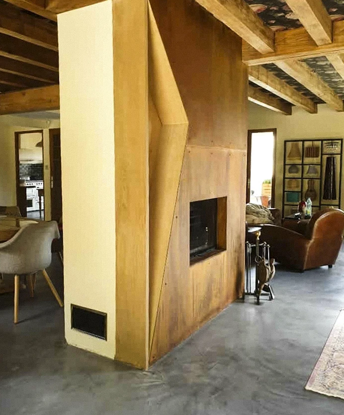 Intérieur de style chalet alpin rénové, espace salon-salle à manger ouvert avec mezzanine