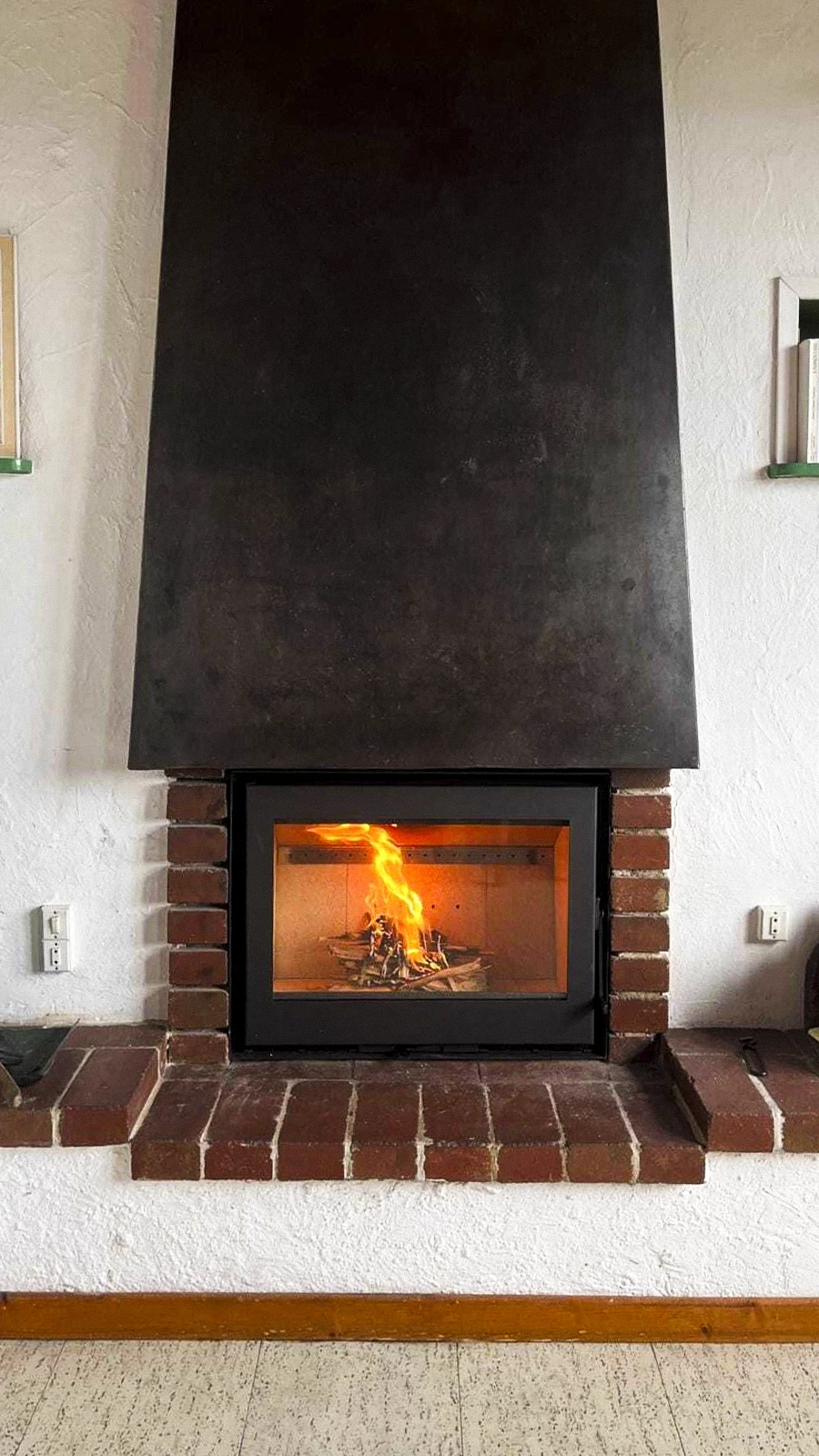 Salon moderne avec parquet en chêne, fauteuil lounge en cuir vieilli avec repose-pieds chromé