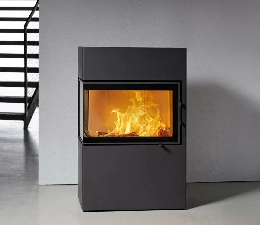 Intérieur moderne avec cheminée d'angle suspendue en fonctionnement, flammes visibles