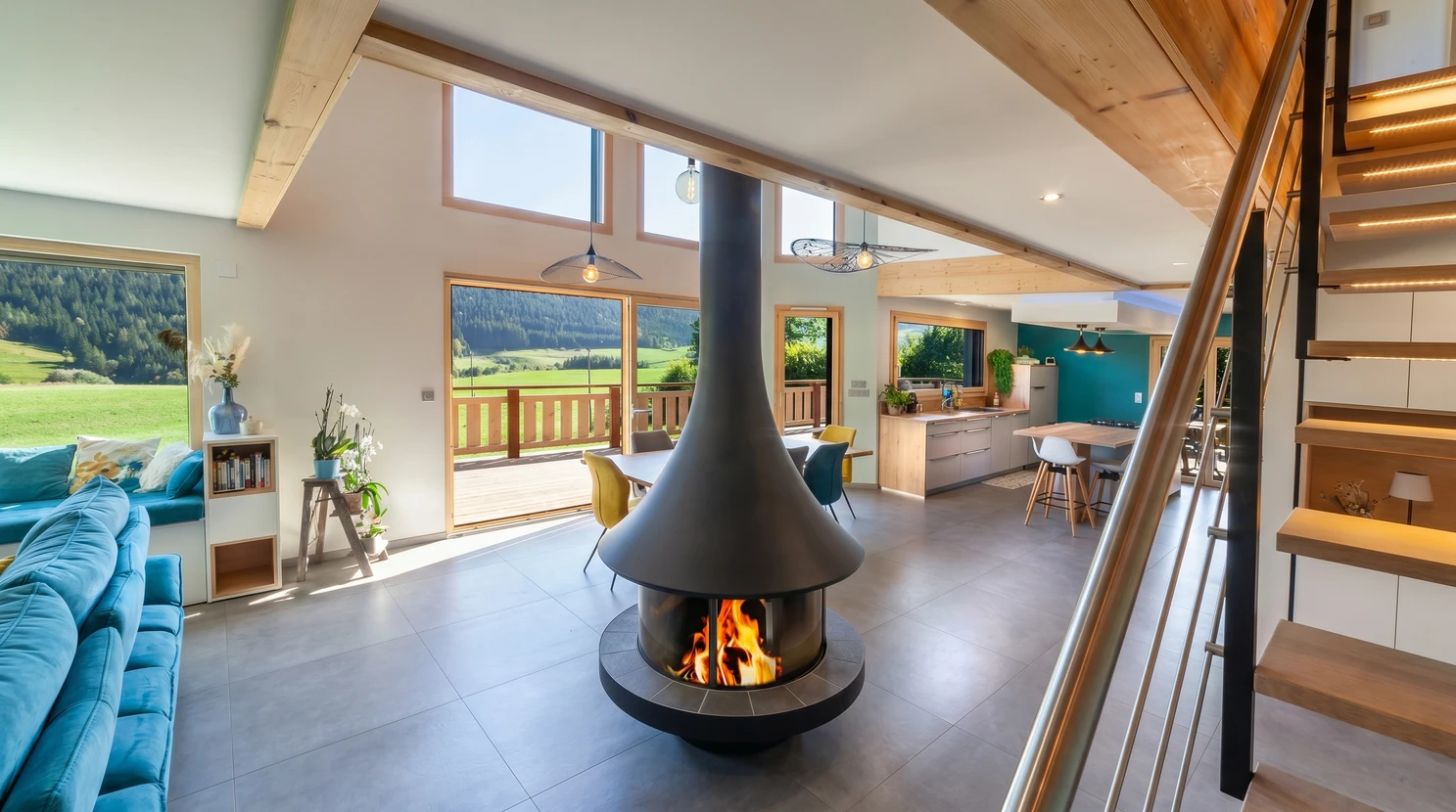 Int&eacute;rieur moderne aux murs rouges vifs avec porte coulissante de grange en bois massif &agrave; croisillons